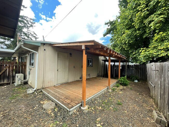 Building Photo - West Roseburg 2 Bedroom house