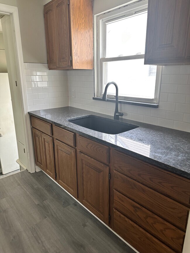 Building Photo - 638 E Tennyson Ave