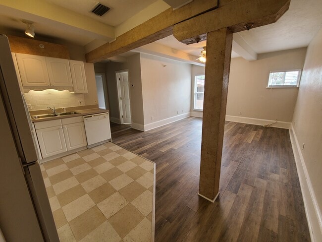 Kitchen with Refrigerator, oven/stove/ and dishwasher - 137 King St