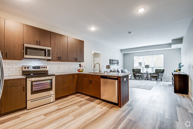 2HAB, 2BA -1102SF - C1 - Cocina y sala de estar - Overlook at Crystal Lake