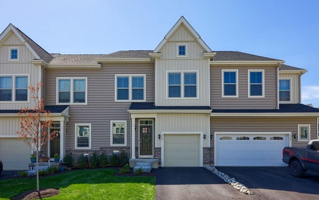 Foto principal - Luxurious 3-Bedroom Townhome with Finished...