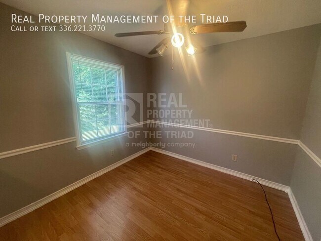 Building Photo - 2 Bedroom (with Bonus Room), 1 1/2 Bath To...