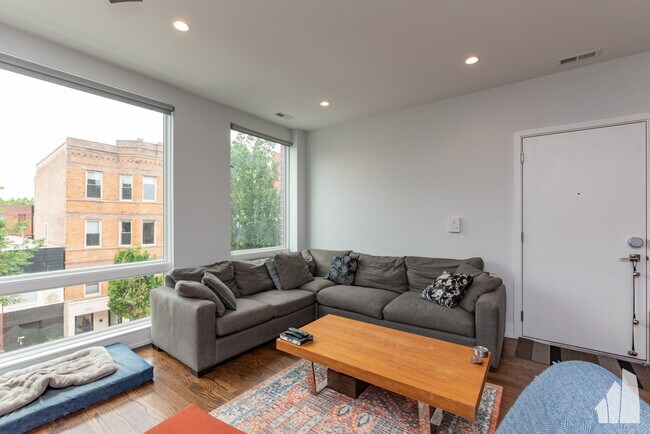 Foto del edificio - 3051 W Armitage Ave