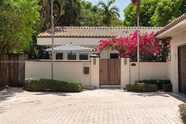 Foto del edificio - 5830 Pine Tree Dr