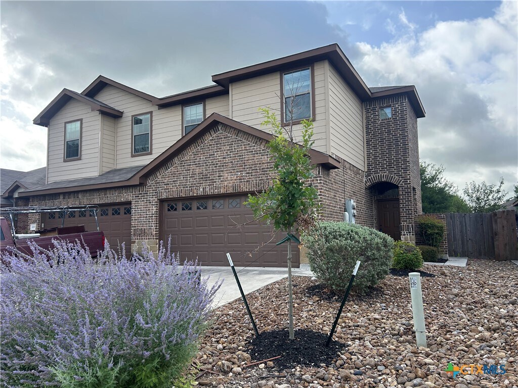 Foto principal - 665 Creekside Cir