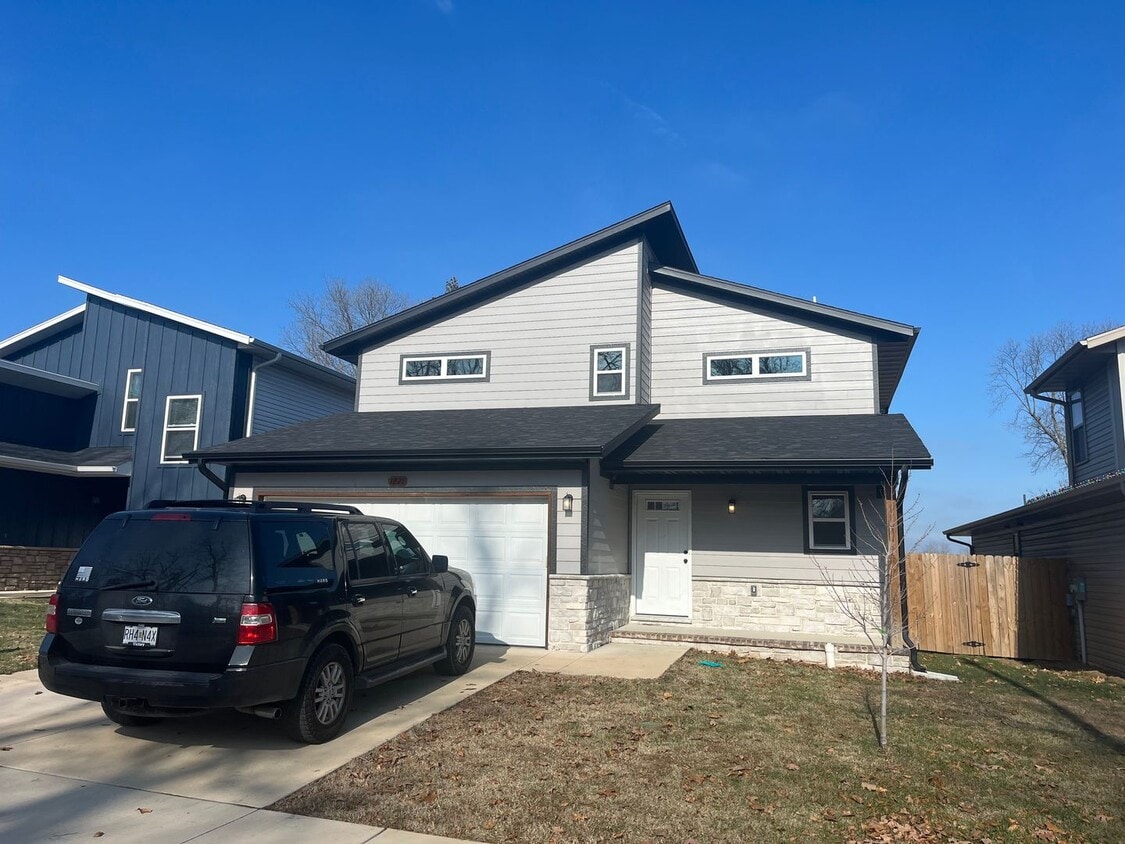 Foto principal - Nearly New 3 Bedroom 2 Bath Home!!!