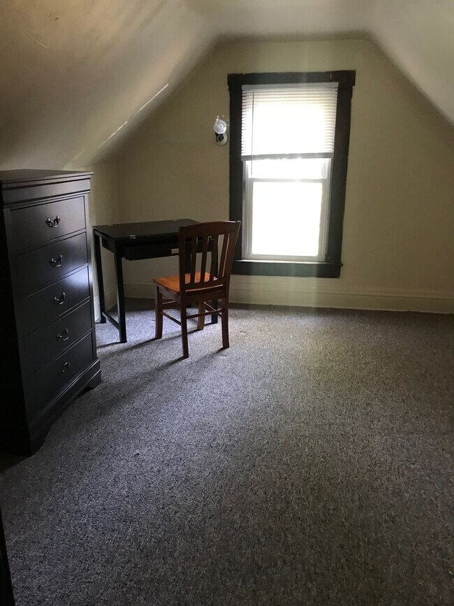 Foto del edificio - Spacious 5 bedroom house Centrally located to U of M Campus