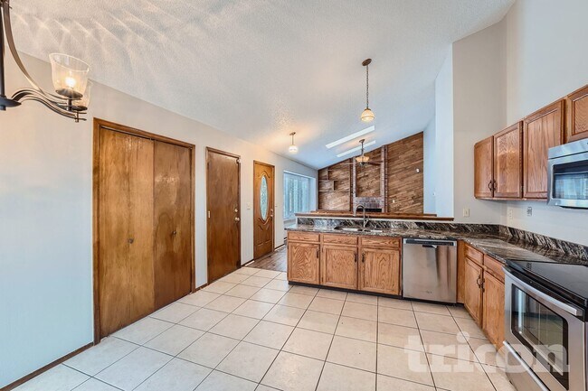 Building Photo - 3606 S Gibralter Cir