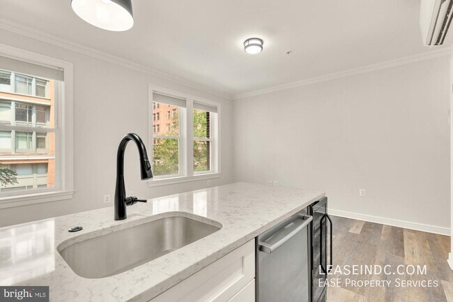 Building Photo - 1121 24th St NW