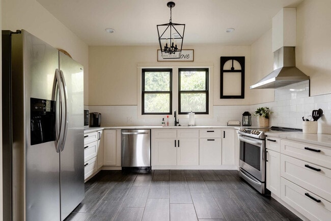 Building Photo - 3324 SE 24th Ave