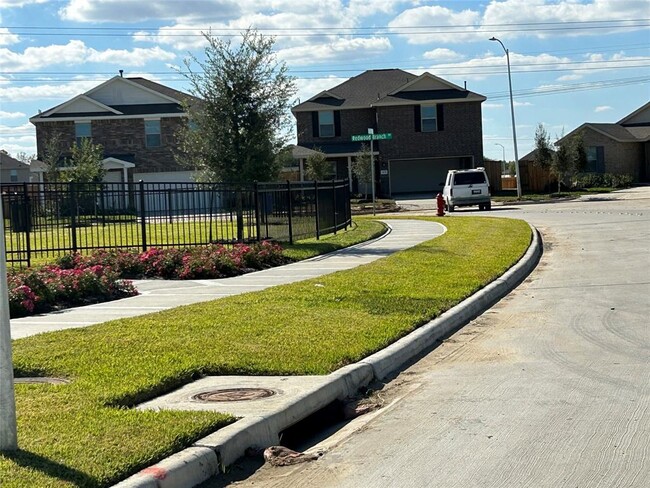 Building Photo - 9231 Redwood Br Dr