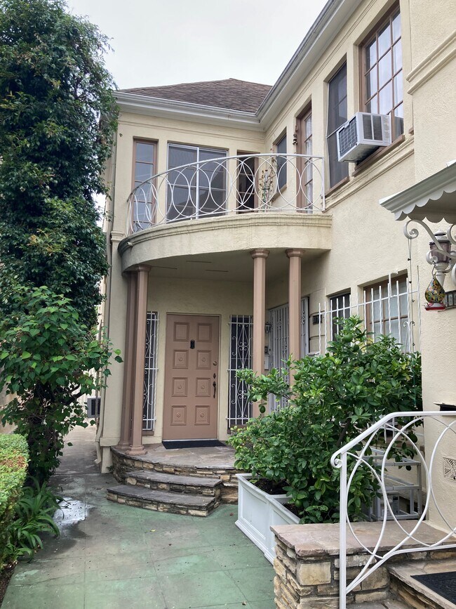 Foto del edificio - 6176 W Olympic Blvd
