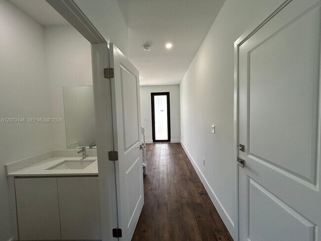 Foto del edificio - 854 SW 1st St