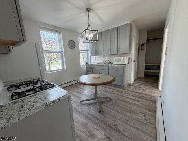 Building Photo - 114 Center St