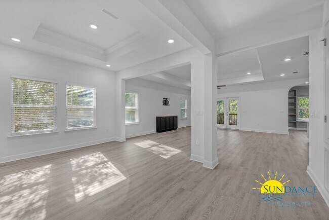 Building Photo - Stunning 4 Bedroom Home in Freeport!