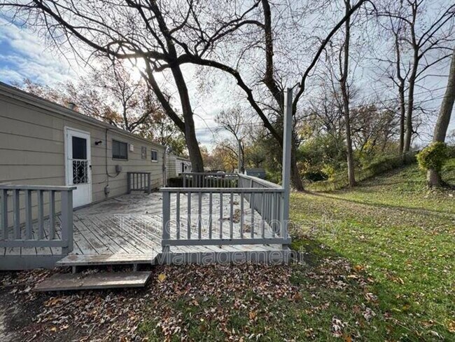 Building Photo - 227 Meadowcrest Dr
