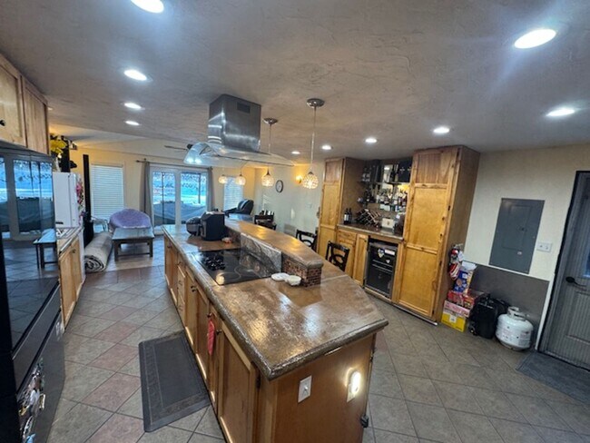 Foto del edificio - Beautifully Remodeled 4 bedroom off the River in town