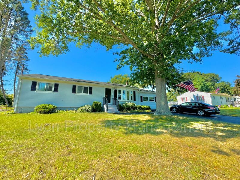 Foto principal - 73 Armory Dr