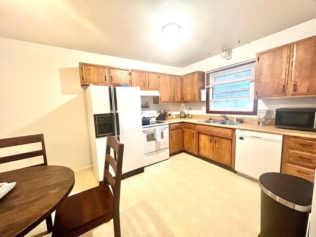 Building Photo - 4412 Comanche Dr