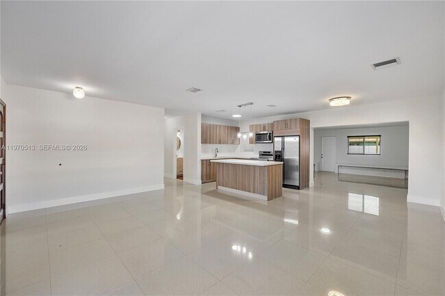 Foto del edificio - 3840 NW 176th St