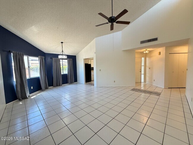 Foto del edificio - 9368 N Hampshire Dr