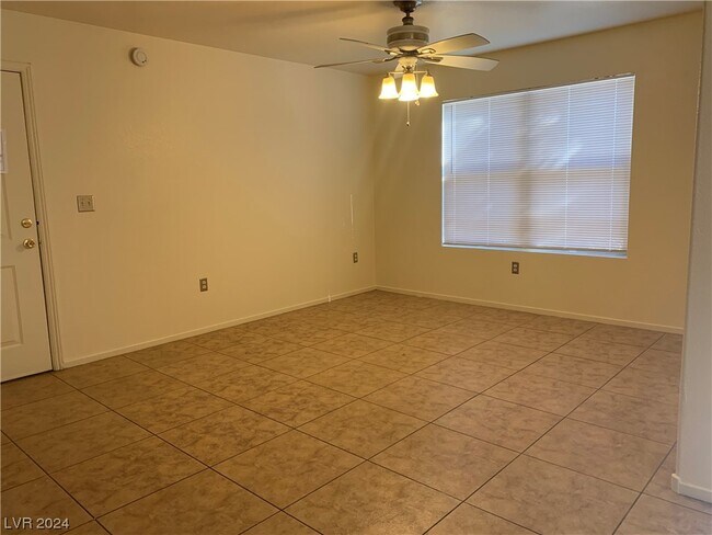 Foto del edificio - 555 E Silverado Ranch Blvd