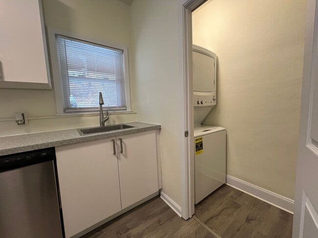 Foto del edificio - Updated 3br house with off street parking!