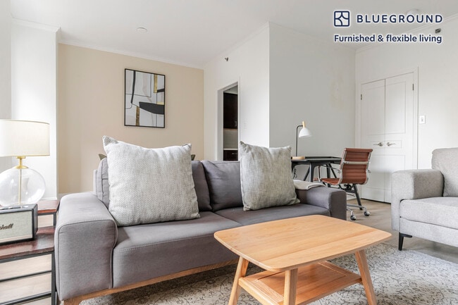 Building Photo - 200 E Chestnut St