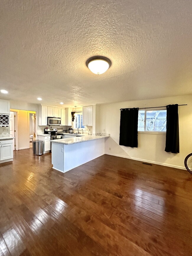 Building Photo - Portland Bungalow w/ New AC, Near Park, Easy Freeway Access