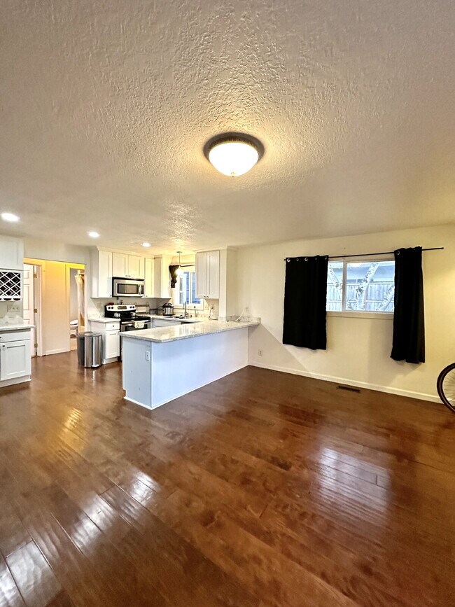 Foto del edificio - Portland Bungalow w/ New AC, Near Park, Easy Freeway Access