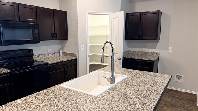 Foto del edificio - 15113 Upland Willow Rd
