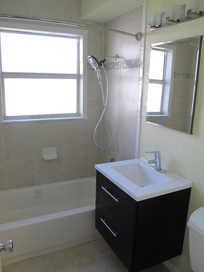 Building Photo - 407 Tyler Ave