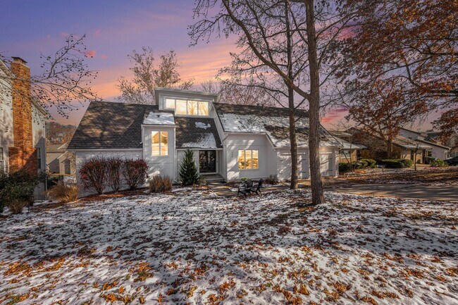 Foto del edificio - Renovated Lakefront 5 Bedroom Home with 2 Garages!