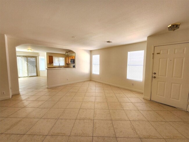 Foto del edificio - Single-Story Home with 2-Car Garage in Cul...