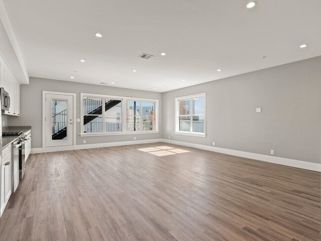 Building Photo - 27 Vinton St