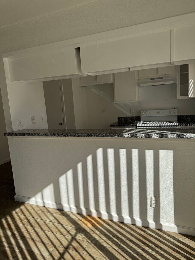 Foto del edificio - 3 bed, 2 bath, second floor condo