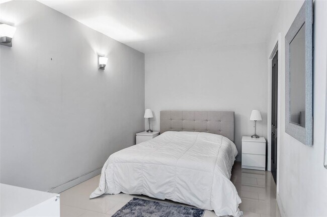 Foto del edificio - 2200 NE 33rd Ave
