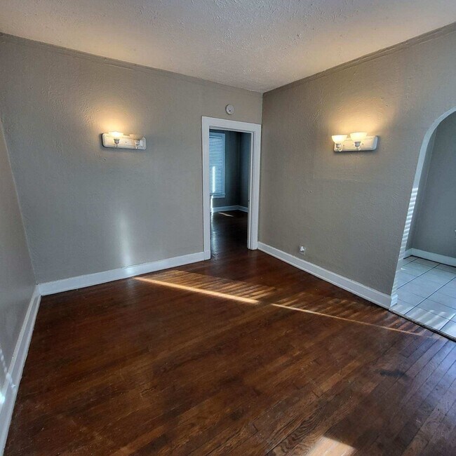 Building Photo - Spacious and charming one bedroom & one ba...