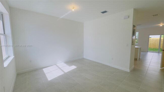 Building Photo - 2621 SE 27th Dr