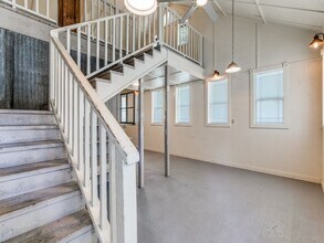 Building Photo - 1005 Center Cir