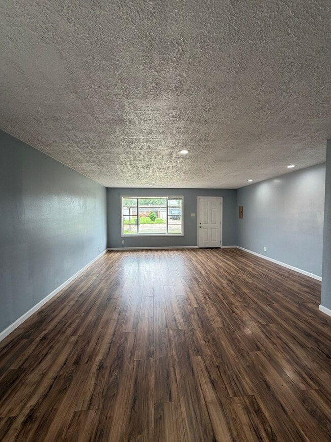 Building Photo - Spacious, 2 story townhouse