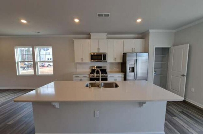 Foto del edificio - Half off second month!  3BR/2.5BA | Newly Renovated Townhome End Unit | Private Patio| In Raleigh!