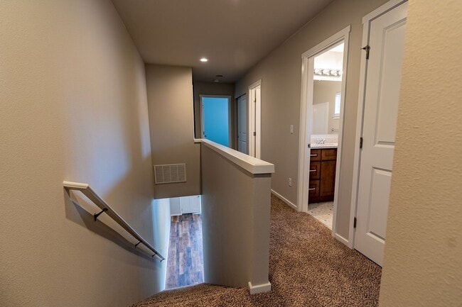 Building Photo - Beautiful 4 bedroom Duplex