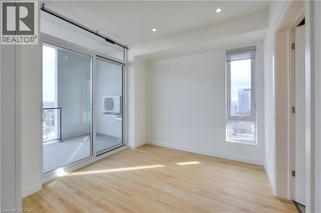 Photo du bâtiment - 741 King St W