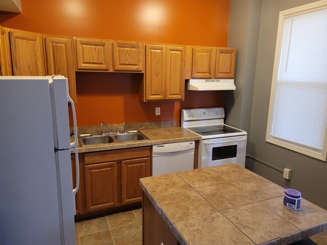 Building Photo - 651 Midland Ave