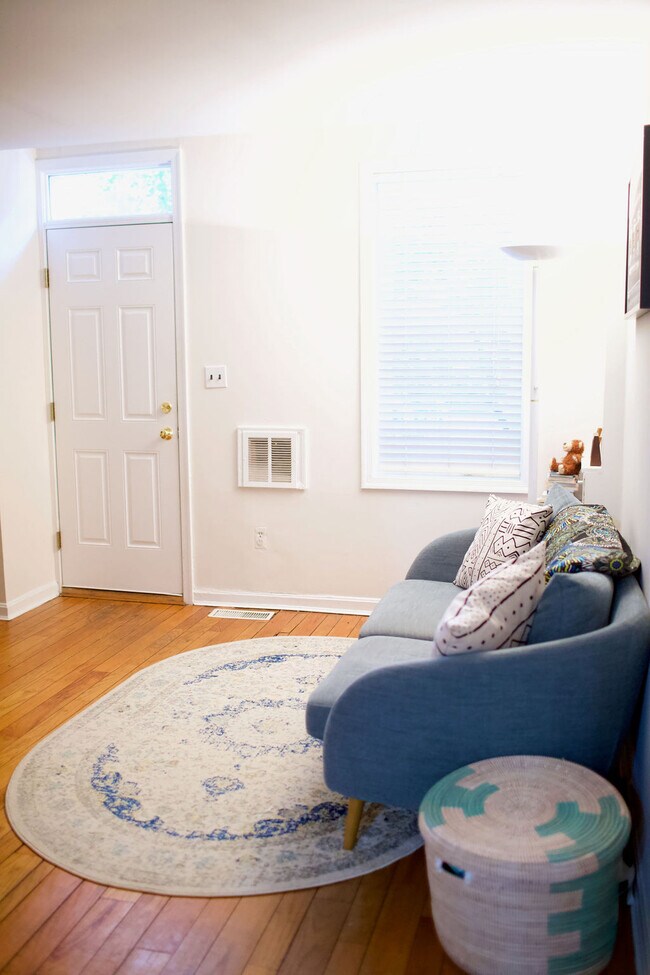 Building Photo - 604 14th Pl NE