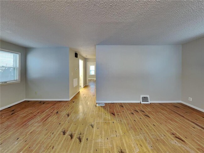 Foto del edificio - 1856 Clear Ave E