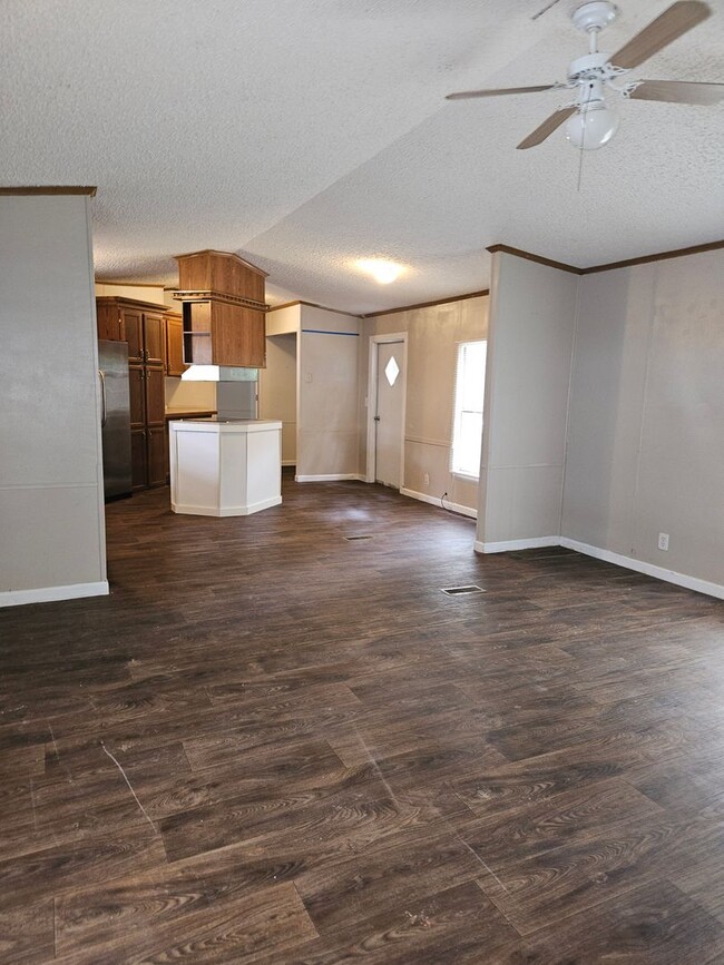 Building Photo - Beautiful Fully Remodeled Three Bed Two Ba...