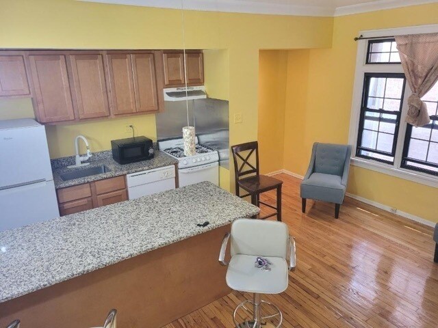 Building Photo - 1127 W Farwell Ave