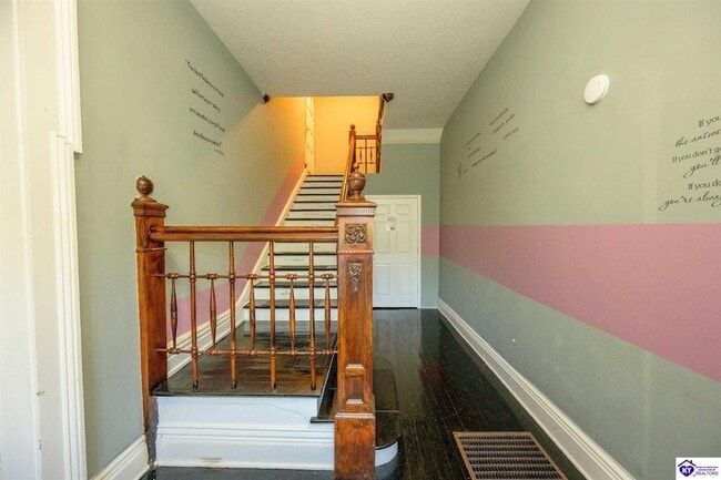 Building Photo - 208 N Mulberry St